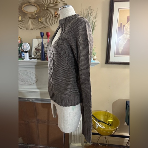 LOVERS AND FRIENDS Emory Keyhole Cable Pullover in Dark Taupe Brown size L - Picture 5 of 11